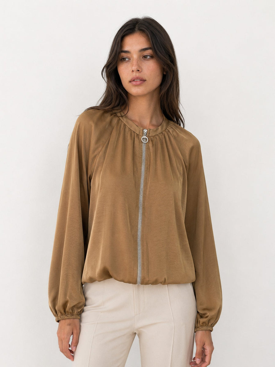 veste bomber satinée camel portée