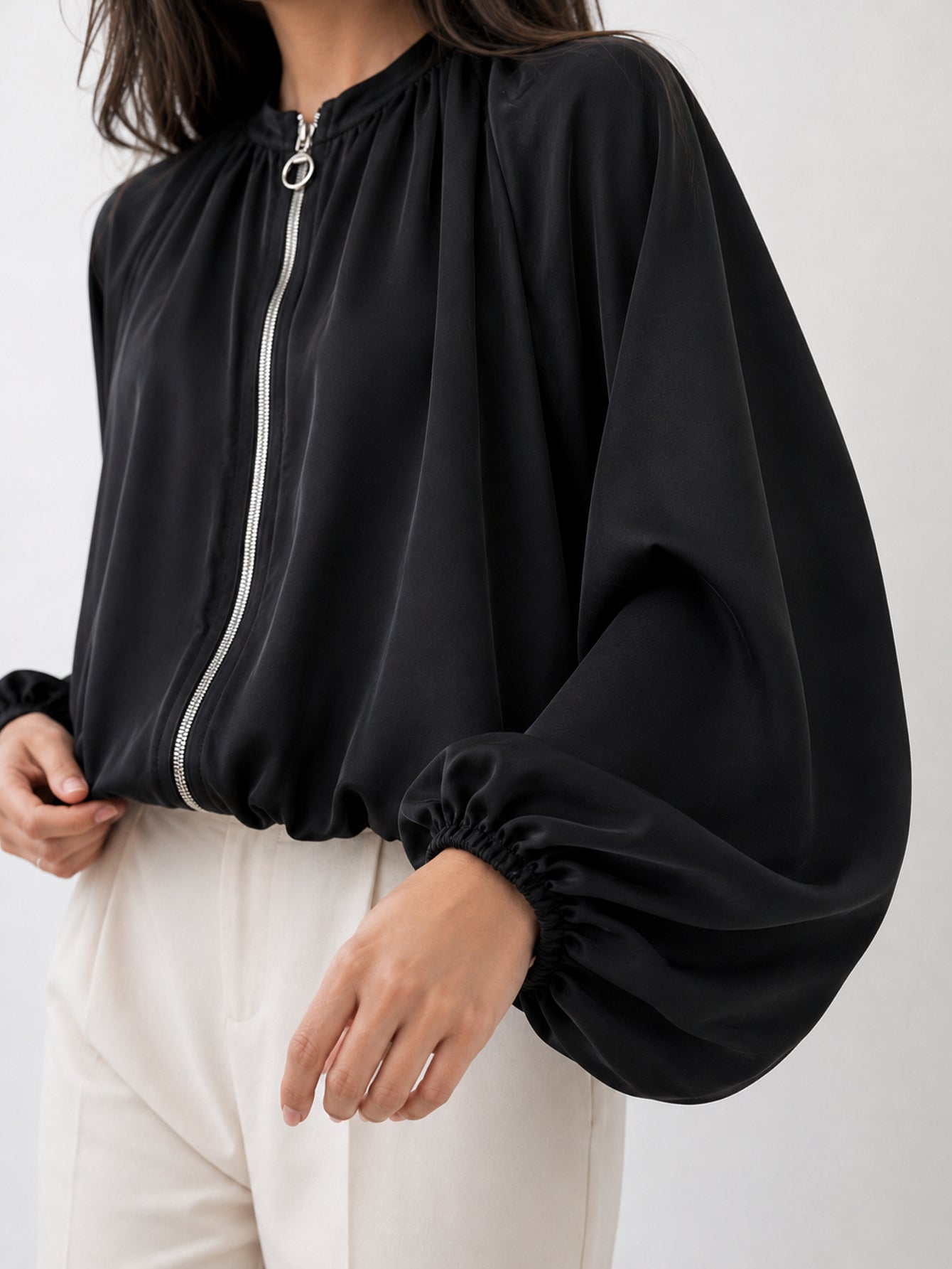 veste bomber satinée noire détail manches ballon