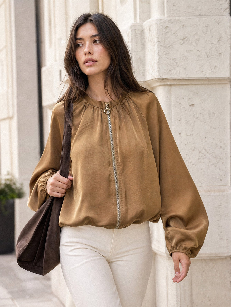 veste bomber satinée noire portée en ville