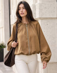 veste bomber satinée noire portée en ville