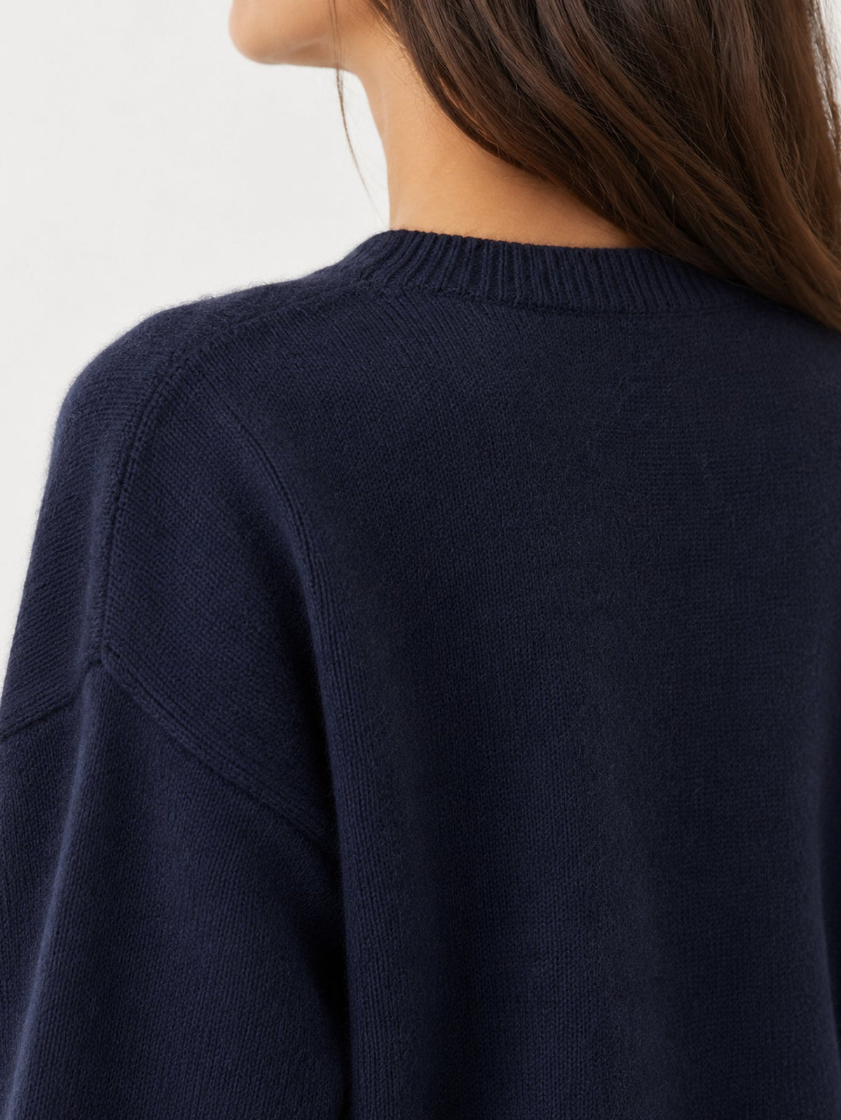 Détail du boutonnage cardigan bleu nuit