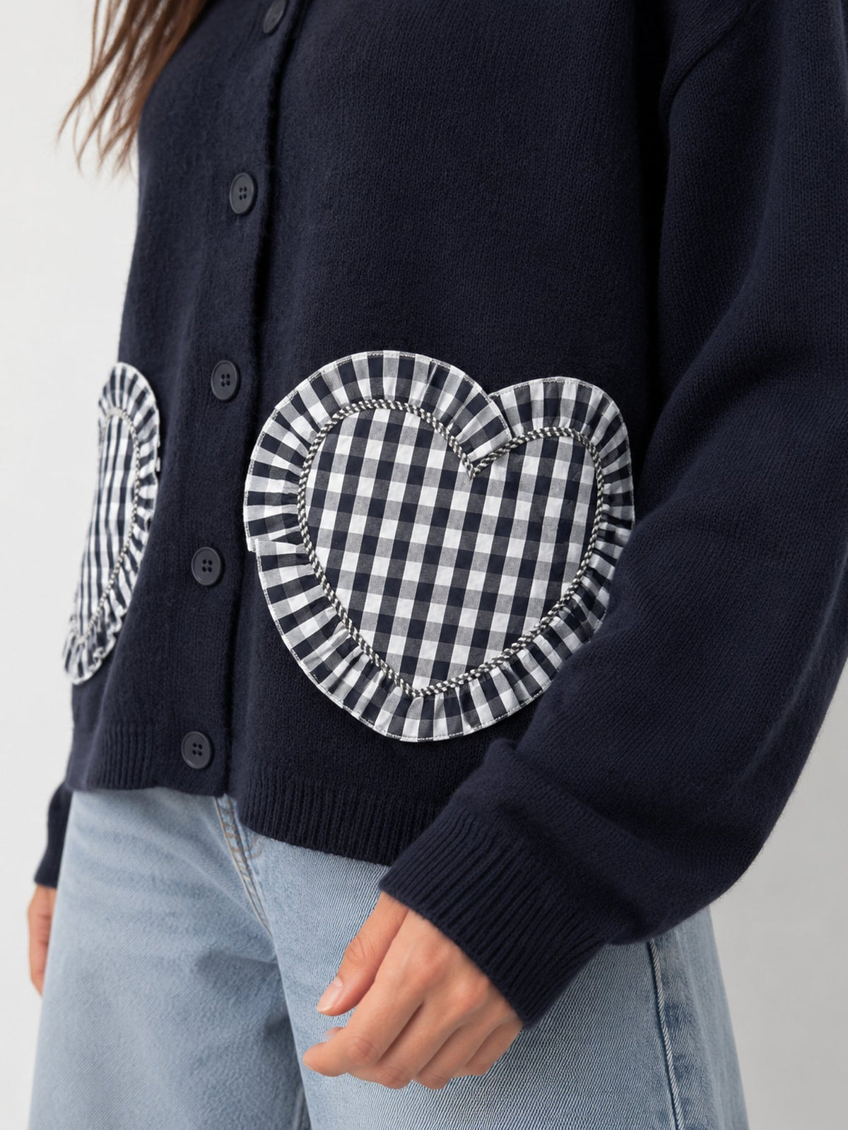 Détail de la poche cœur vichy bleu nuit