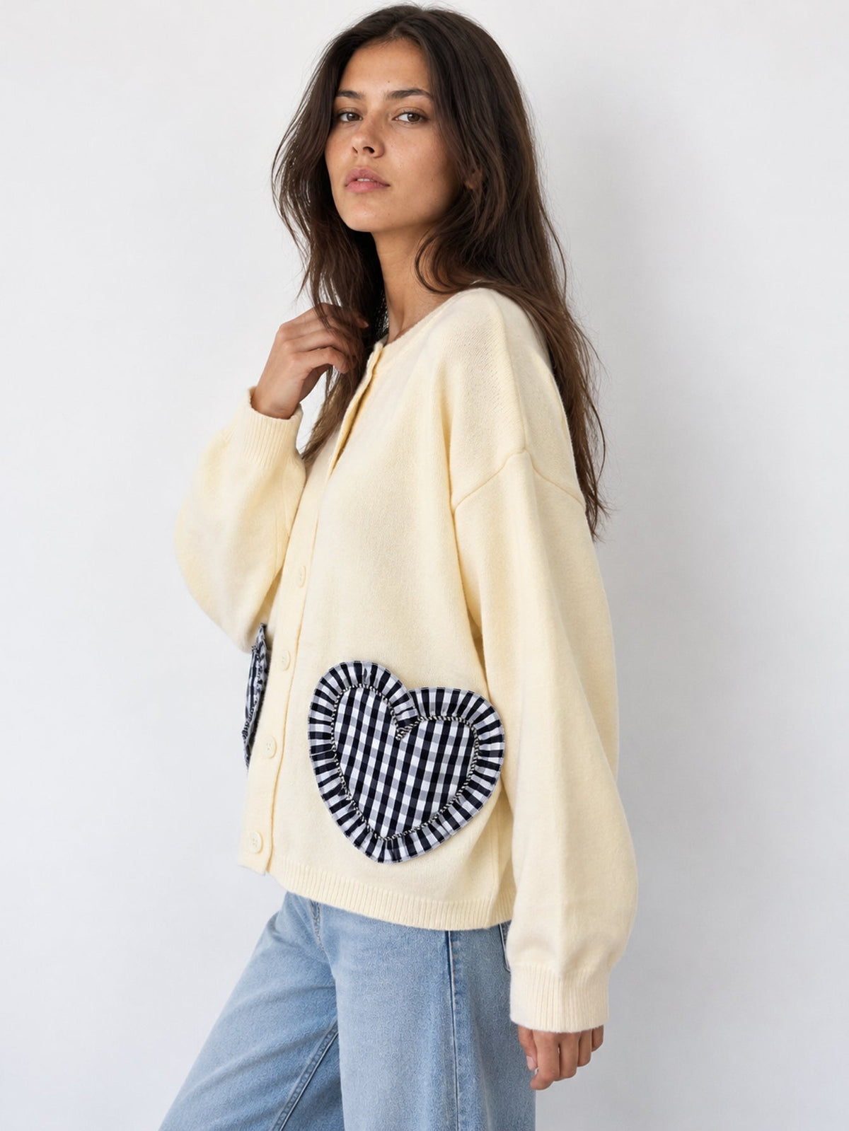 Profil du cardigan écru à poches cœur
