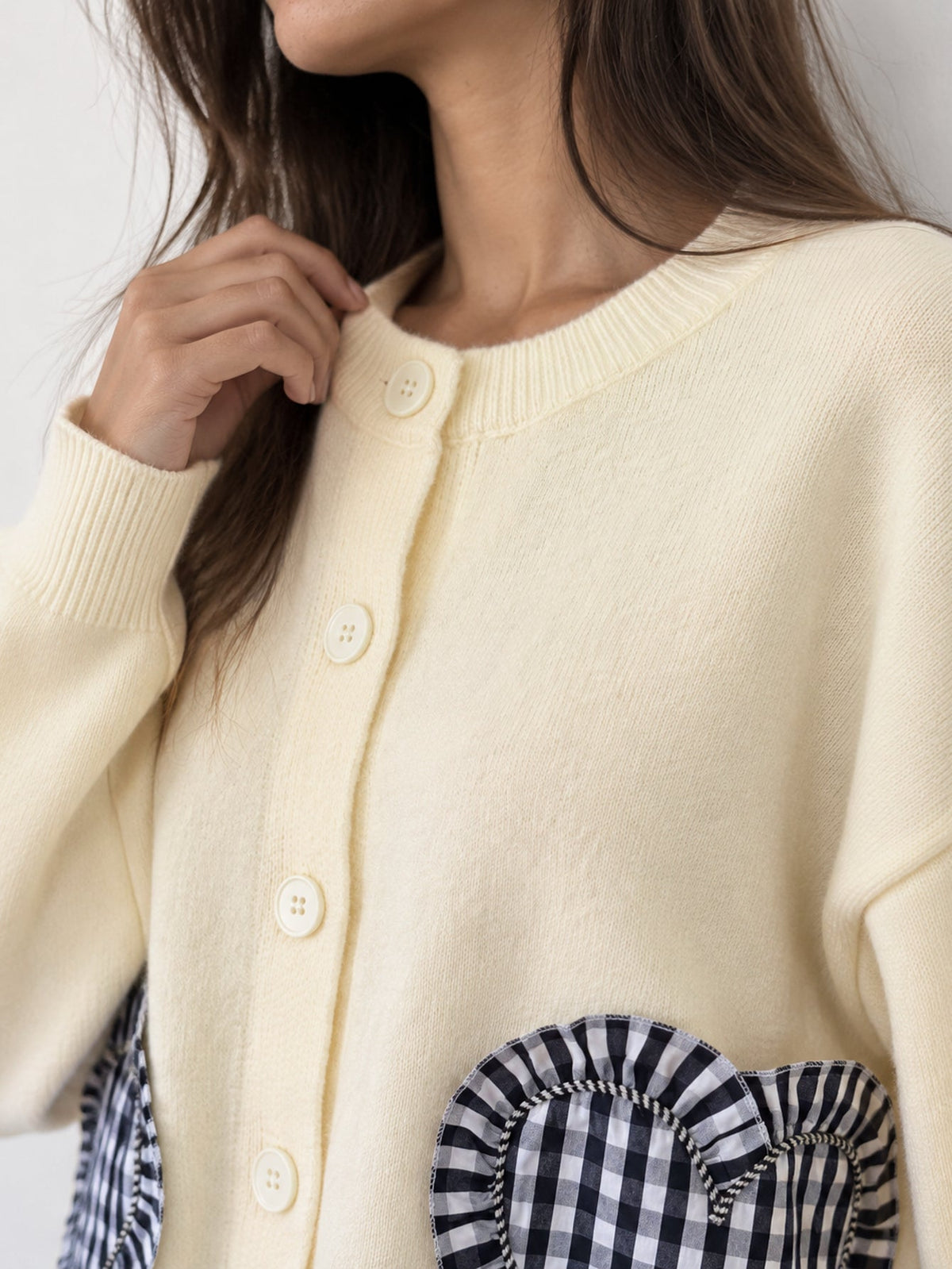 Dos du cardigan en maille écru