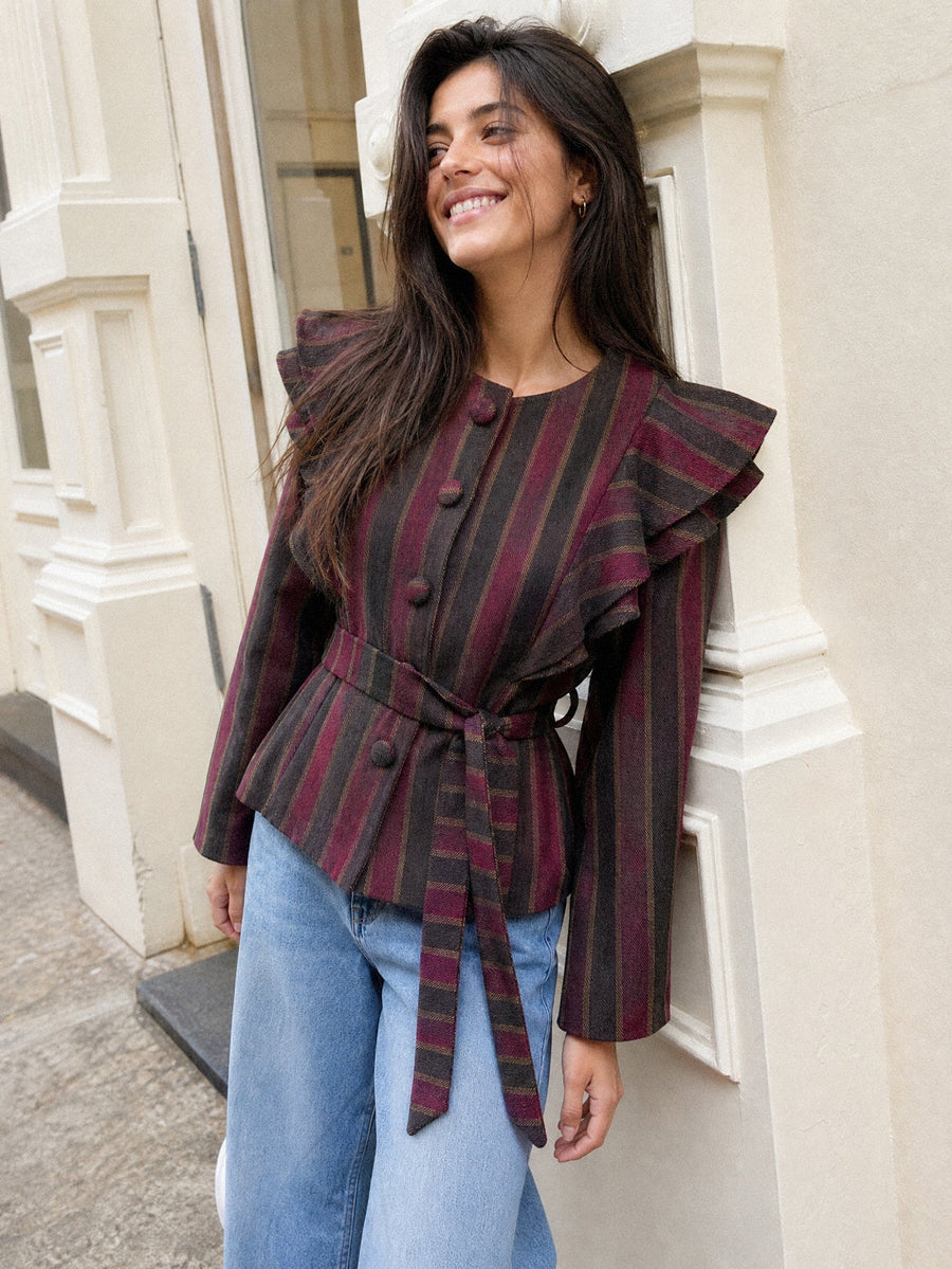 Veste rayée ceinturée portée