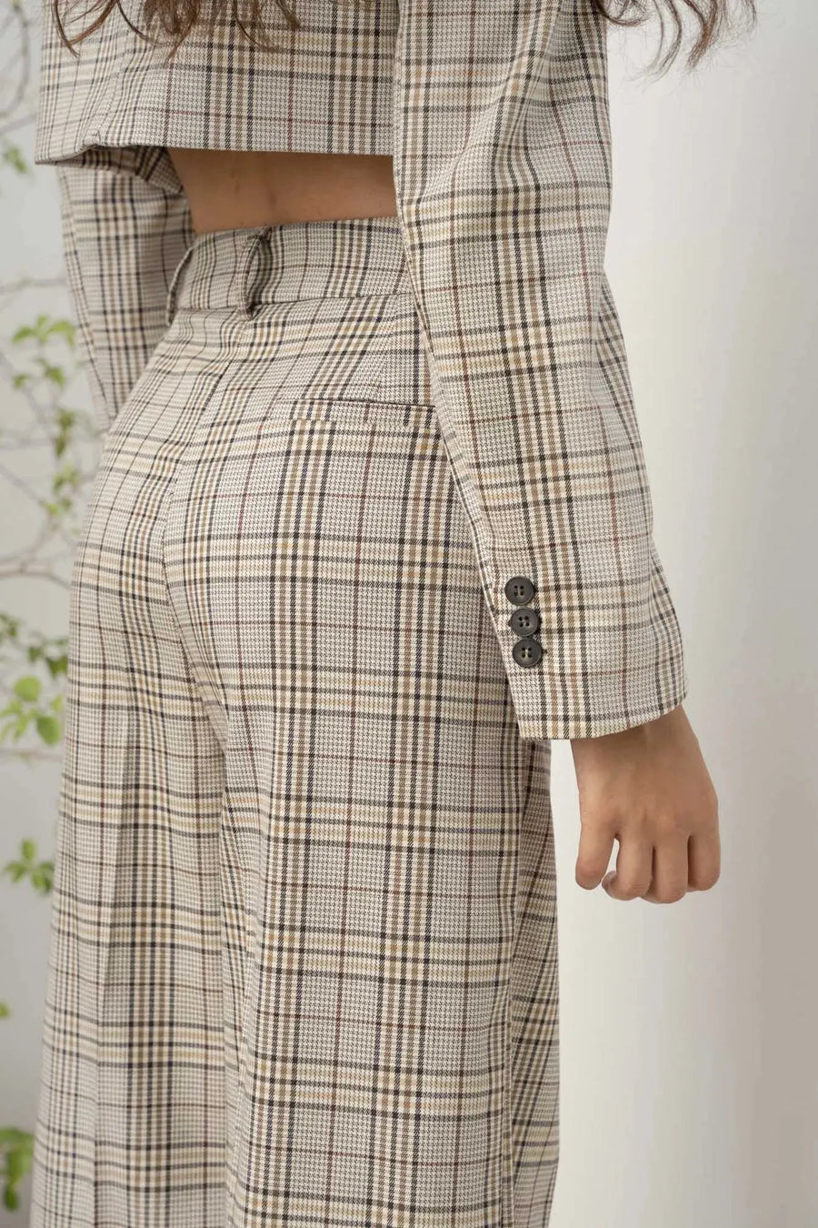 Détail arrière de la Veste Courte Femme à Carreaux Chic – Style Moderne, mettant en valeur la couture soignée et le style.