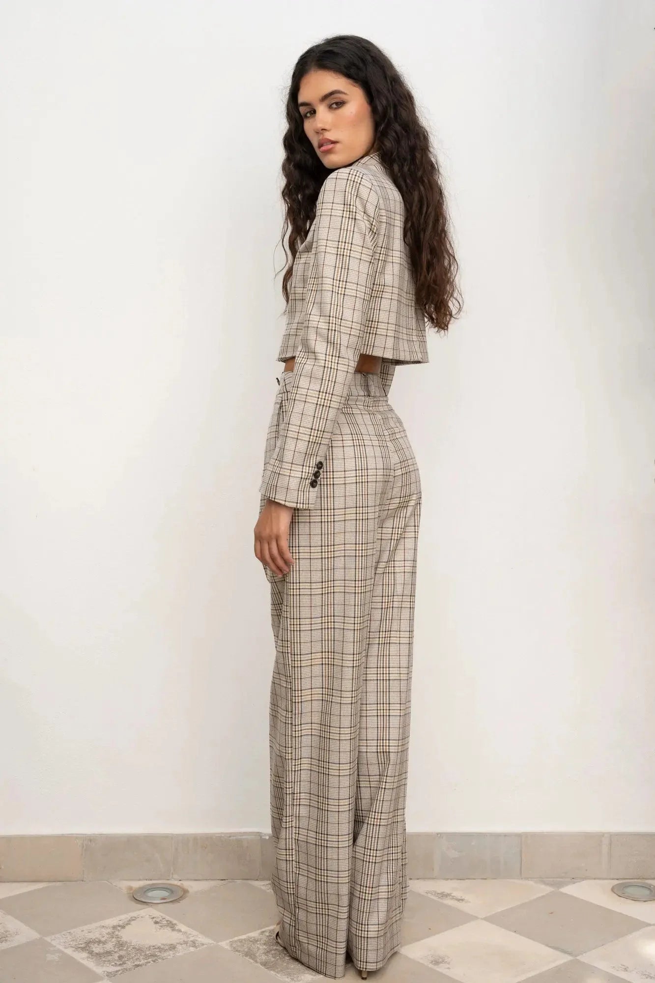 Veste courte à carreaux femme beige et marron, blazer cropped et pantalon large