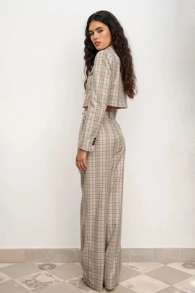 Profil d'une femme portant la Veste Courte Femme à Carreaux Chic – Style Moderne, mettant en avant la coupe cintrée.