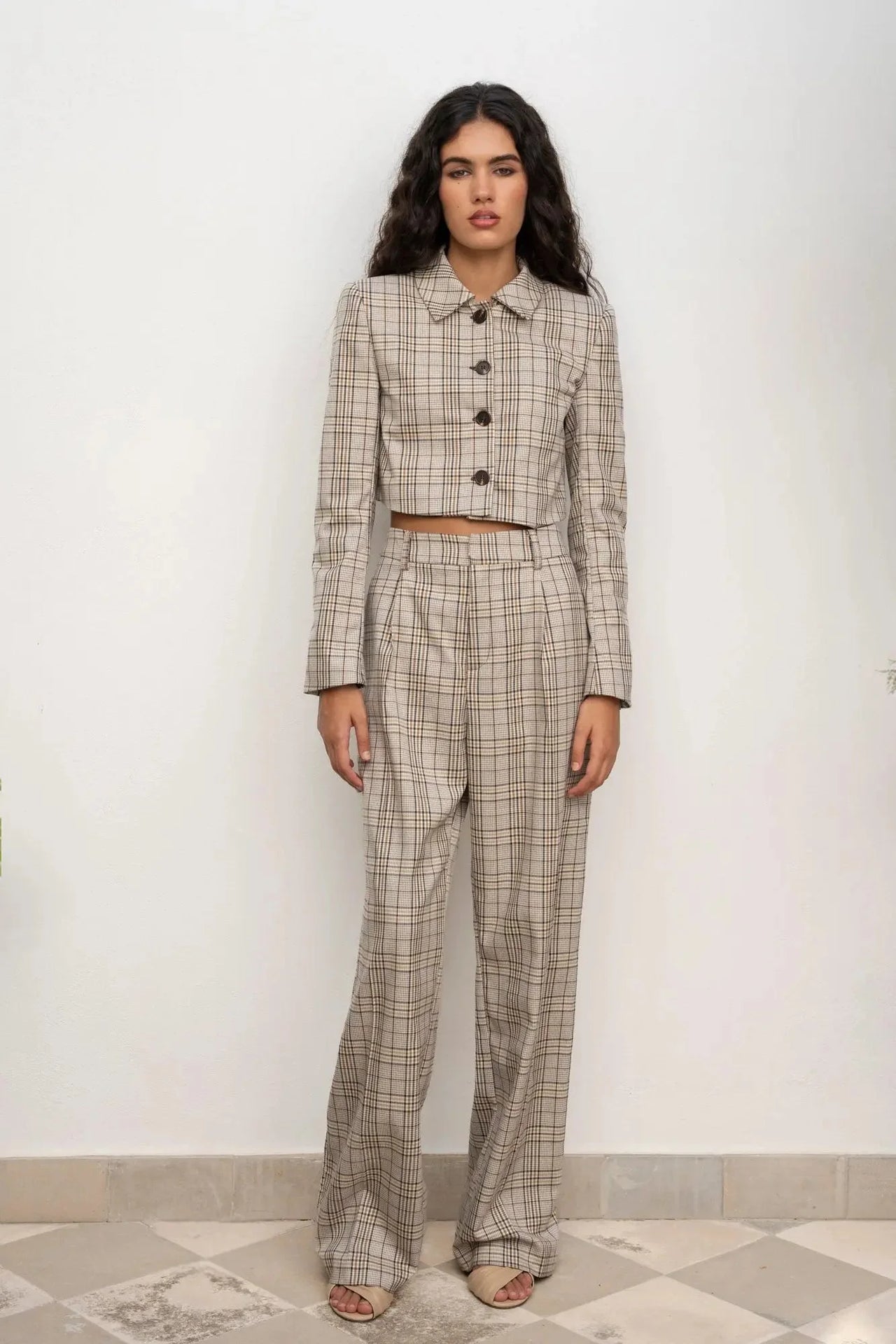 Modèle portant la Veste Courte Femme à Carreaux Chic – Style Moderne, avec un pantalon assorti, offrant une allure élégante.