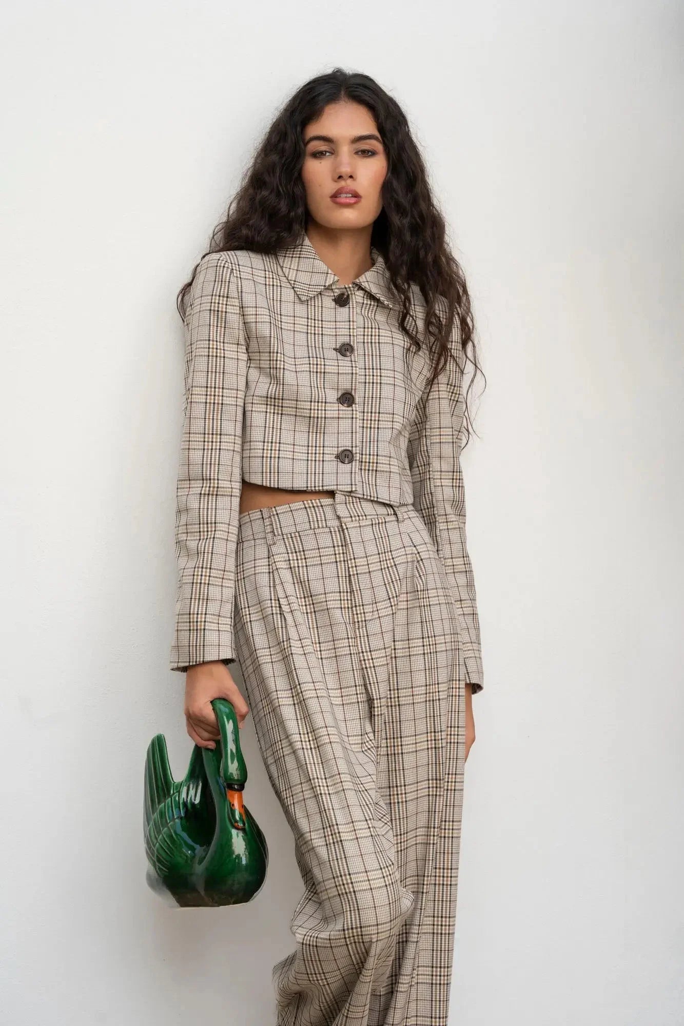 Veste courte à carreaux femme avec pantalon large et sac cygne vert
