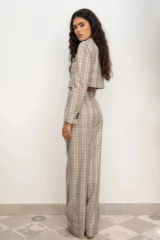 Veste courte à carreaux femme beige et marron, blazer cropped et pantalon large