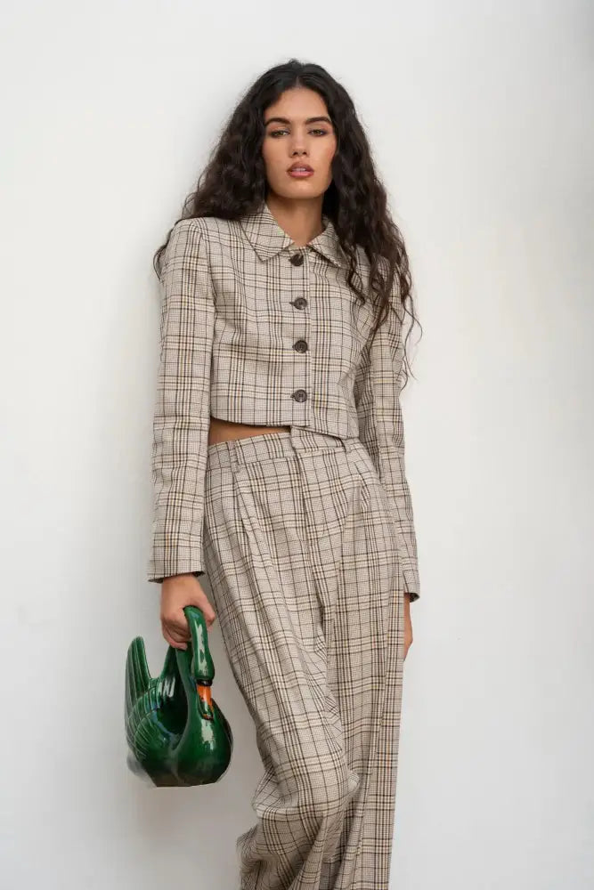 Veste courte à carreaux femme avec pantalon large et sac cygne vert