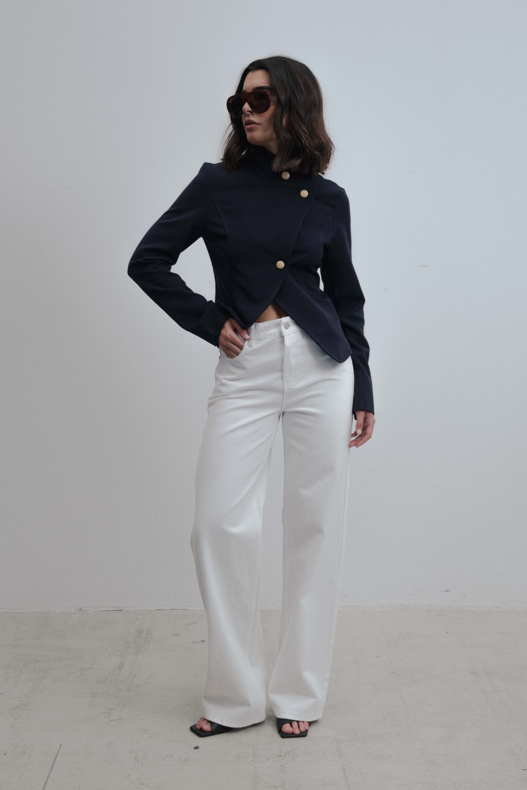 veste croisée marine portée en pied
