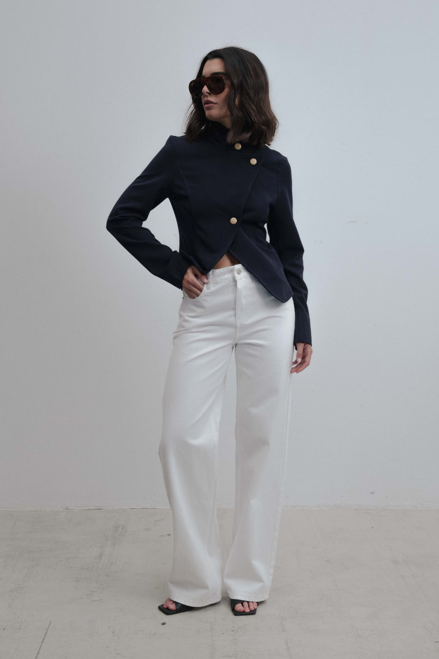 veste croisée marine portée en pied