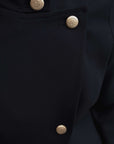 gros plan boutons dorés sur veste marine