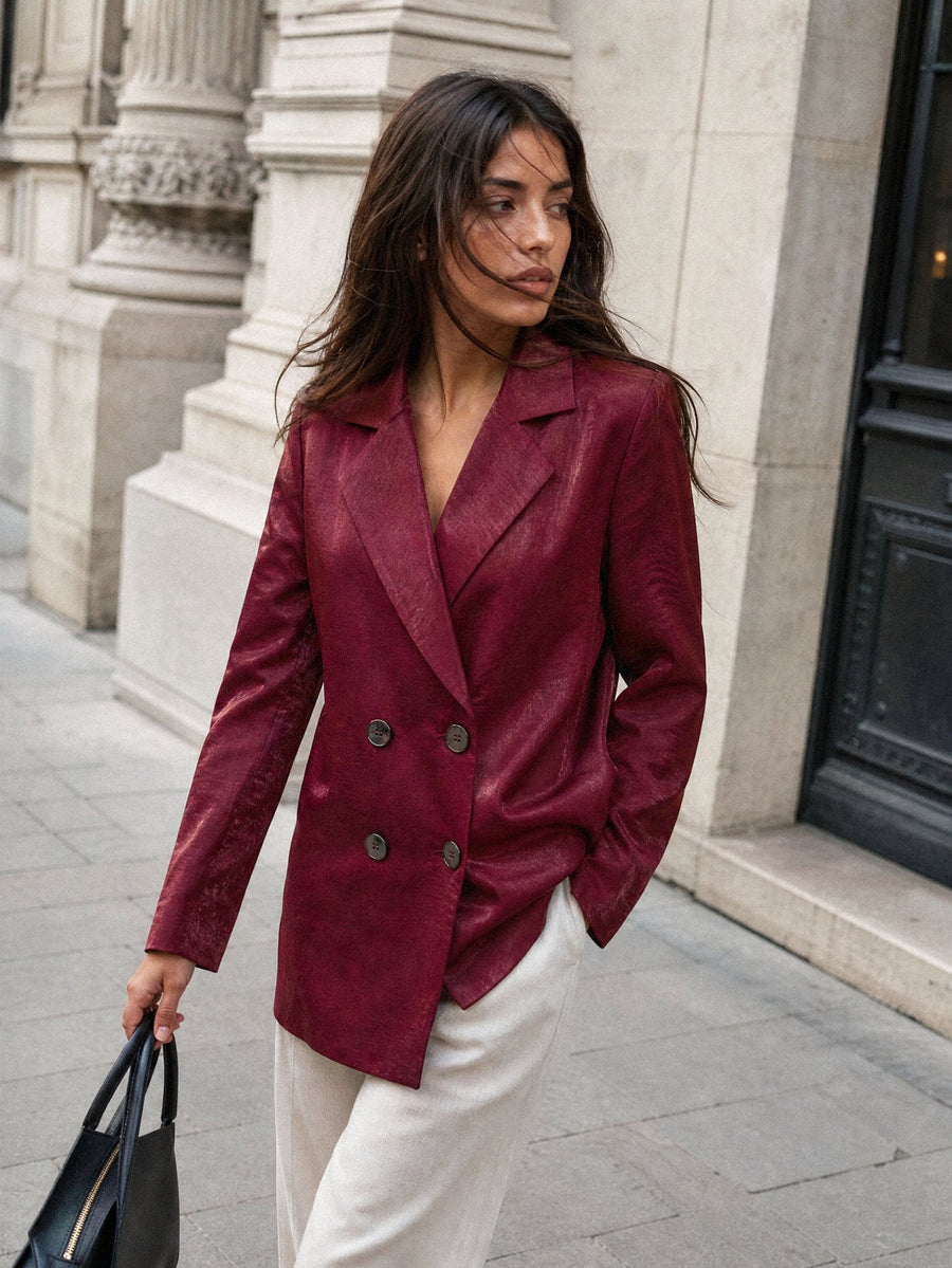 Veste bordeaux croisée satinée portée en ville