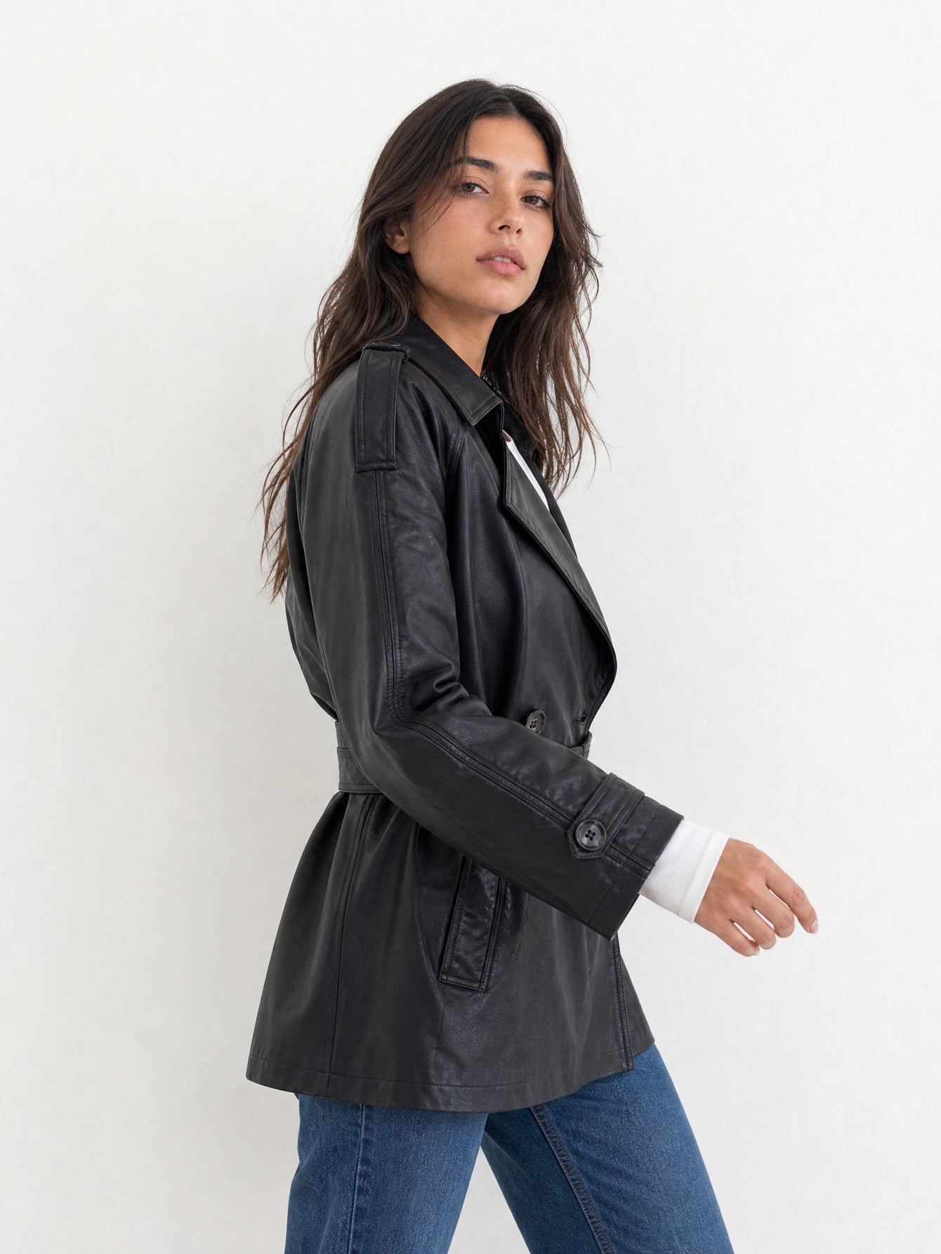 Veste noire avec épaulettes et larges revers