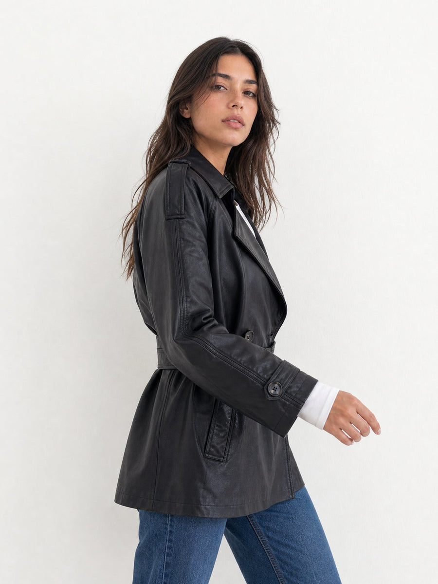 Veste noire avec épaulettes et larges revers