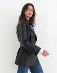 Veste noire avec épaulettes et larges revers