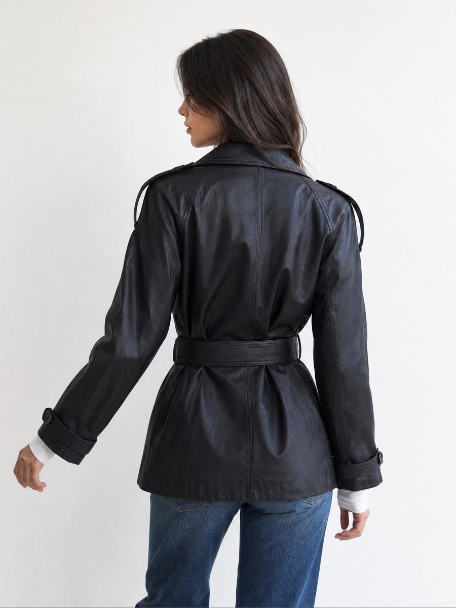 Dos de la veste ceinturée noire