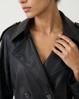 Col tailleur de la veste noire