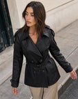 Veste trench noire portée