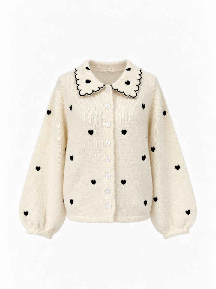 Veste en maille à col et cœurs brodés écrue présentée de face.