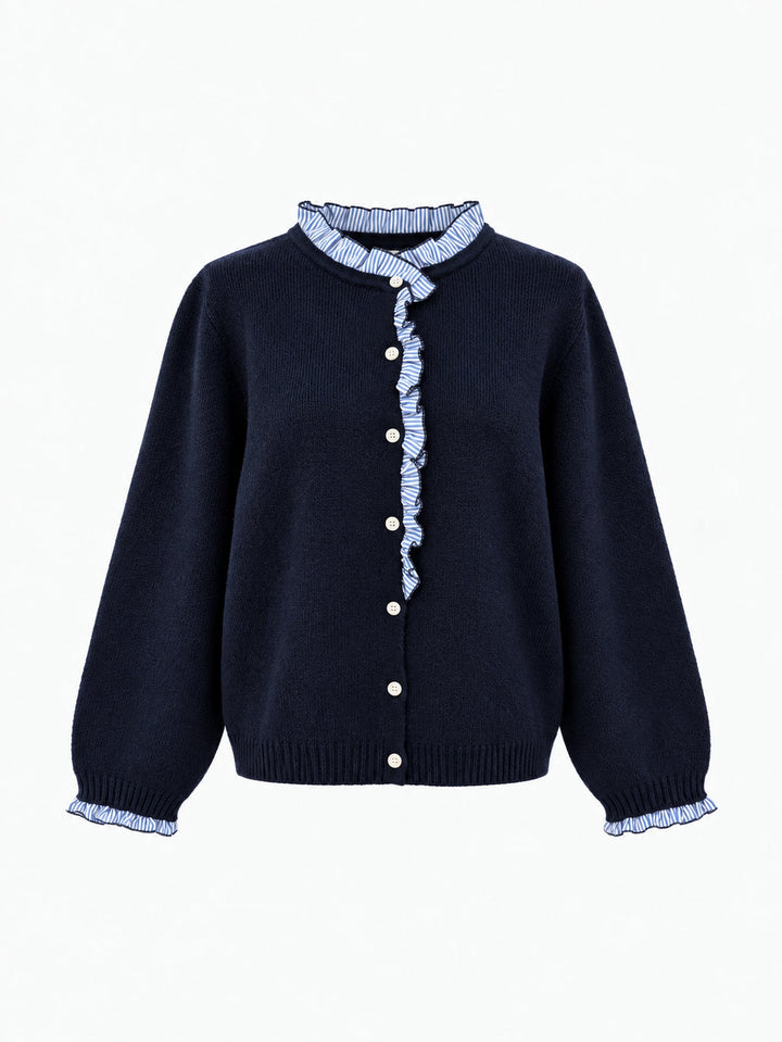 Veste en maille boutonnée à volants bleu nuit à volants bleus, présentée de face.