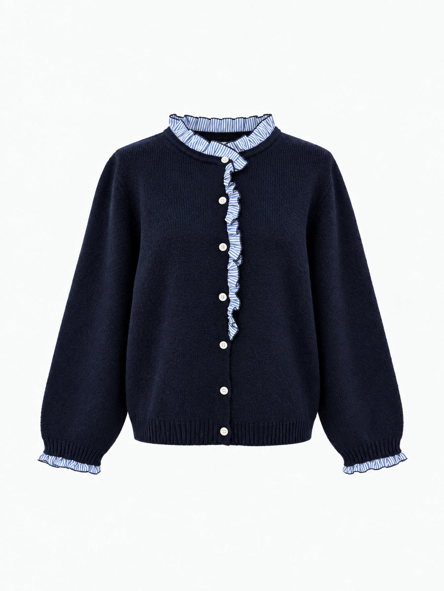 Veste en maille boutonnée à volants bleu nuit à volants bleus, présentée de face.