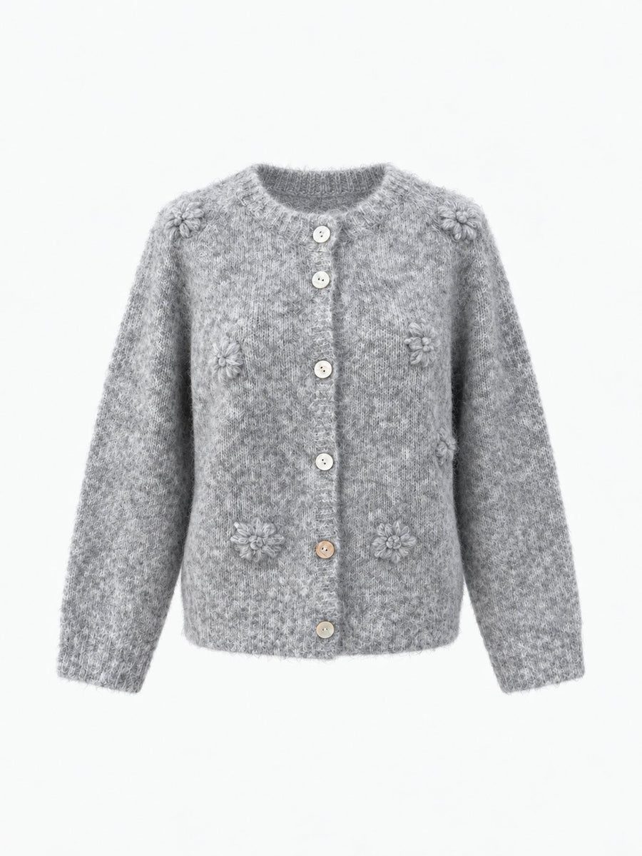 Veste en maille à fleurs brodées grise présentée de face.