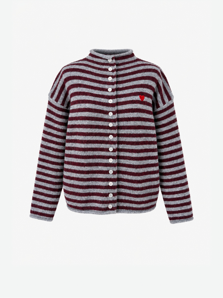 Gilet en maille rayée à cœur brodé bordeaux et écrue, présentée de face.