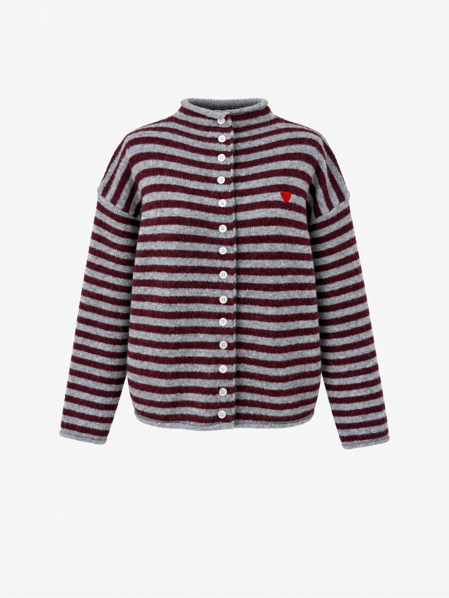 Gilet en maille rayée à cœur brodé bordeaux et écrue, présentée de face.
