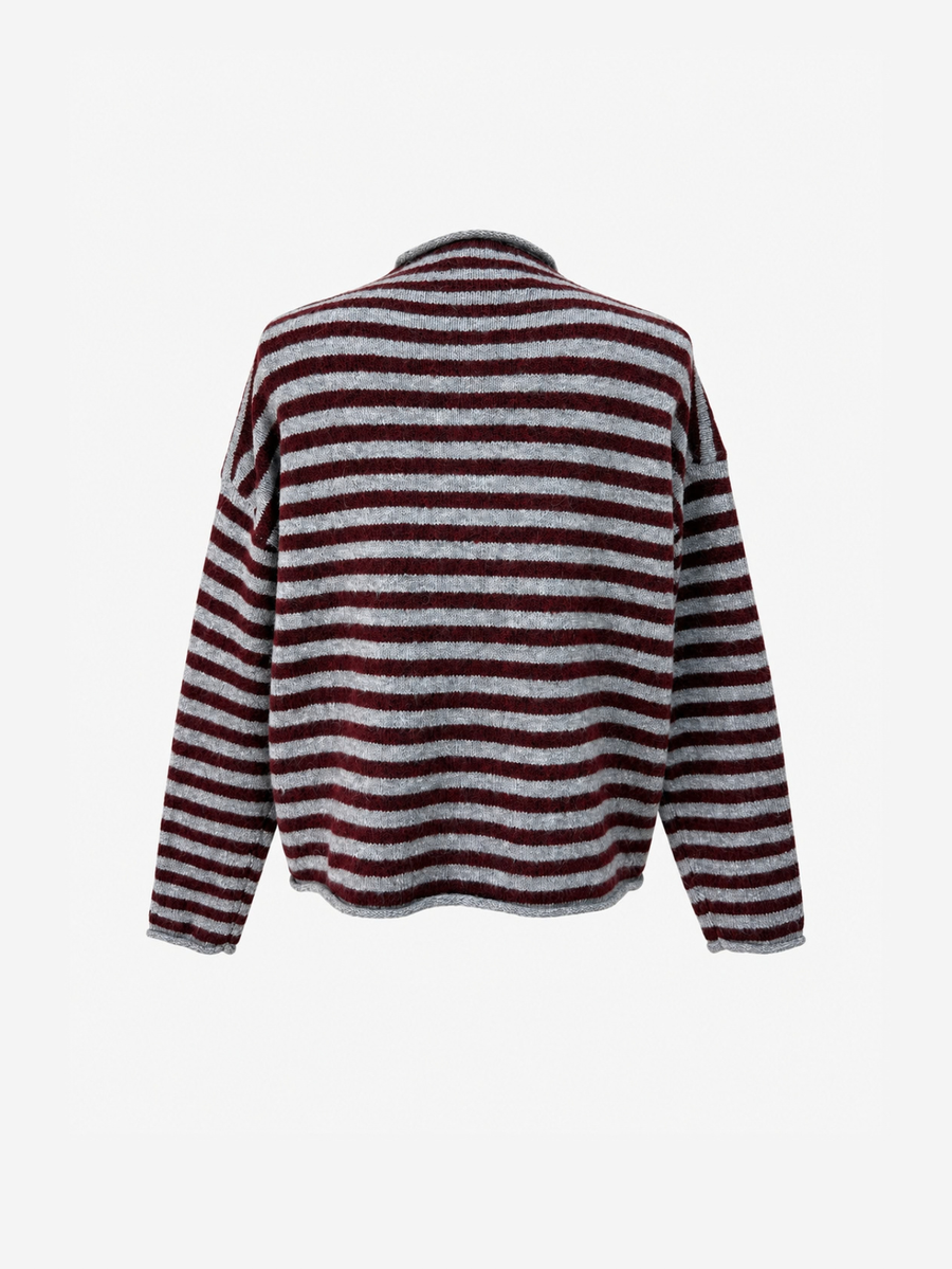Gilet en maille rayée à cœur brodé bordeaux et écrue, présentée de dos.