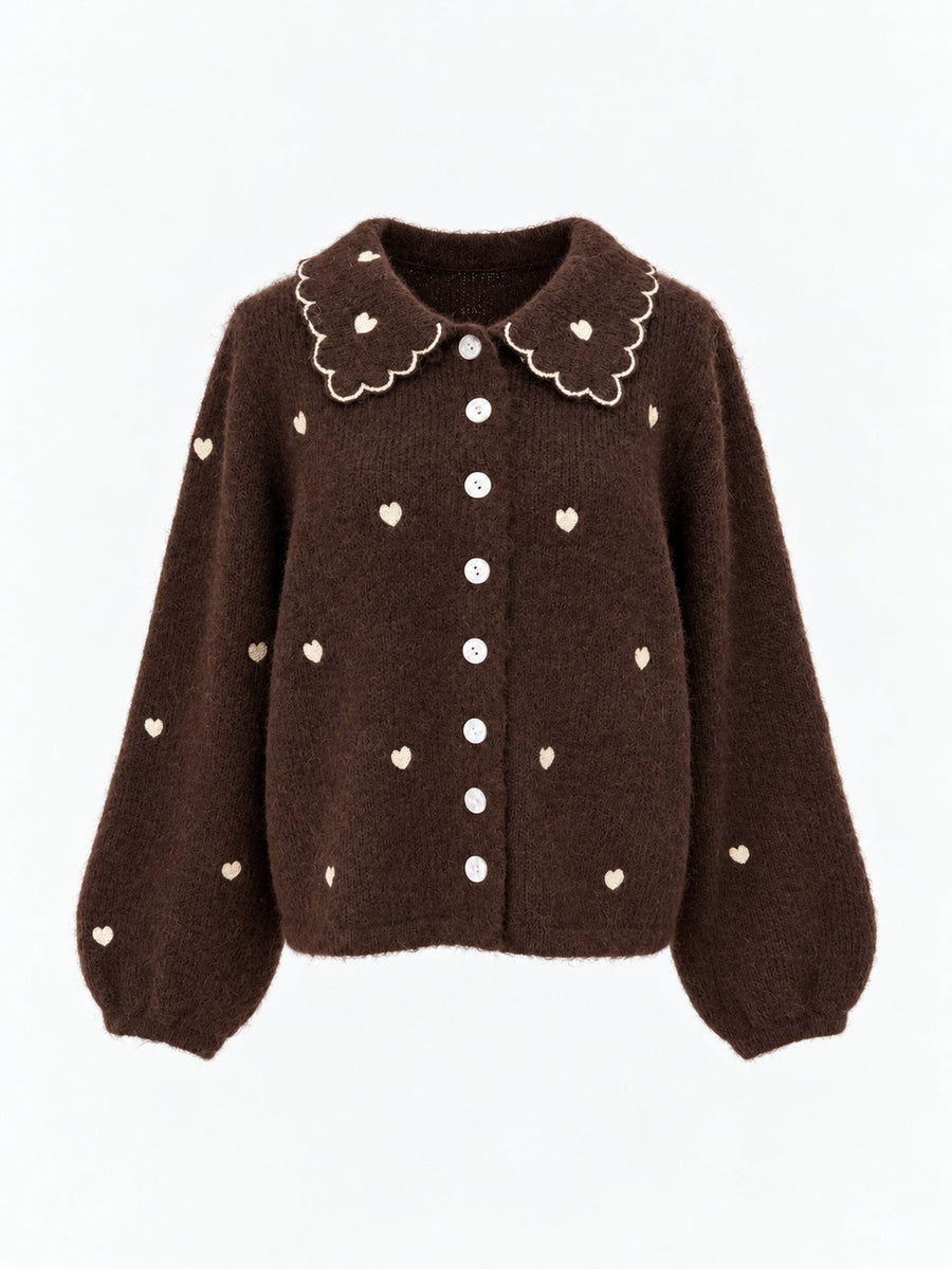 Veste en maille à col et cœurs brodés marron présentée de face.