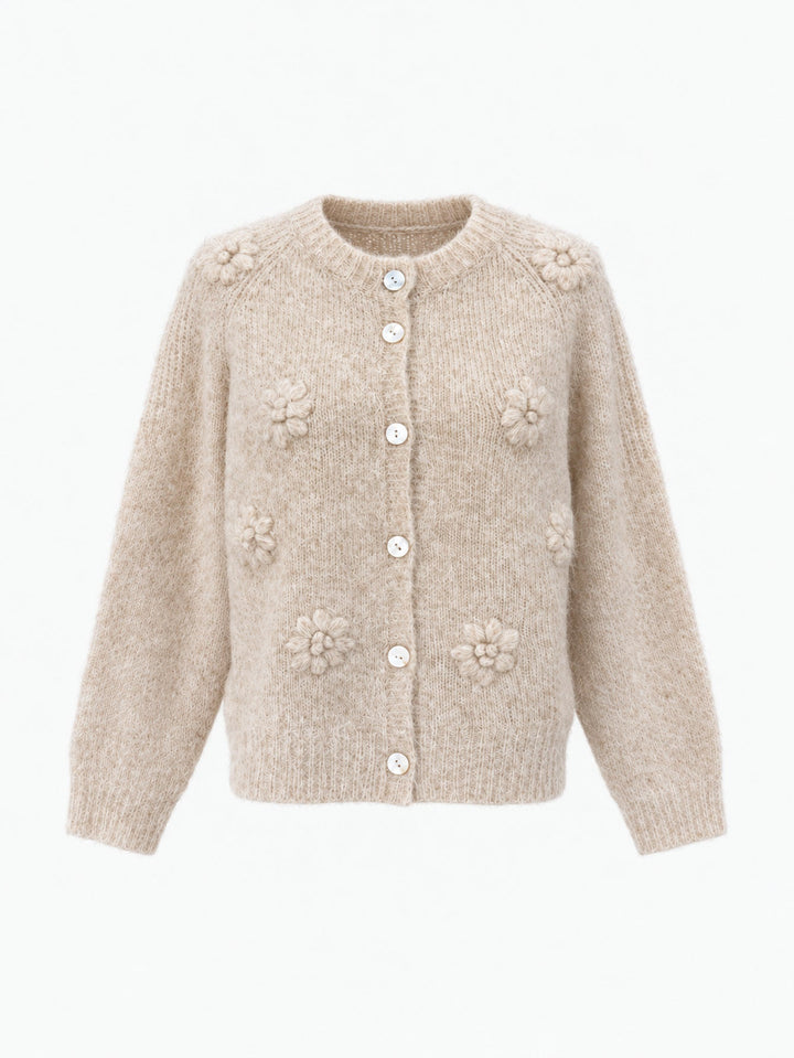 Veste en maille à fleurs brodées beige présentée de face.