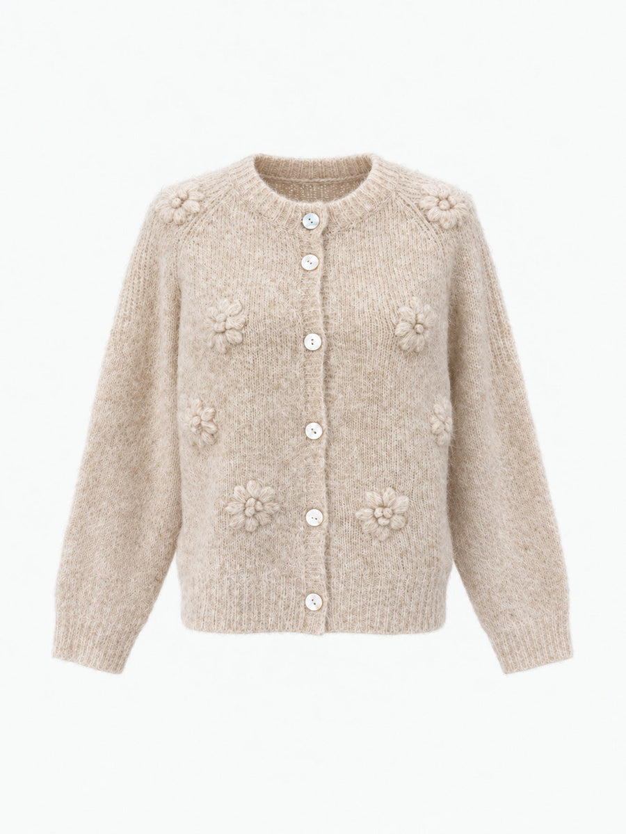 Veste en maille à fleurs brodées beige présentée de face.