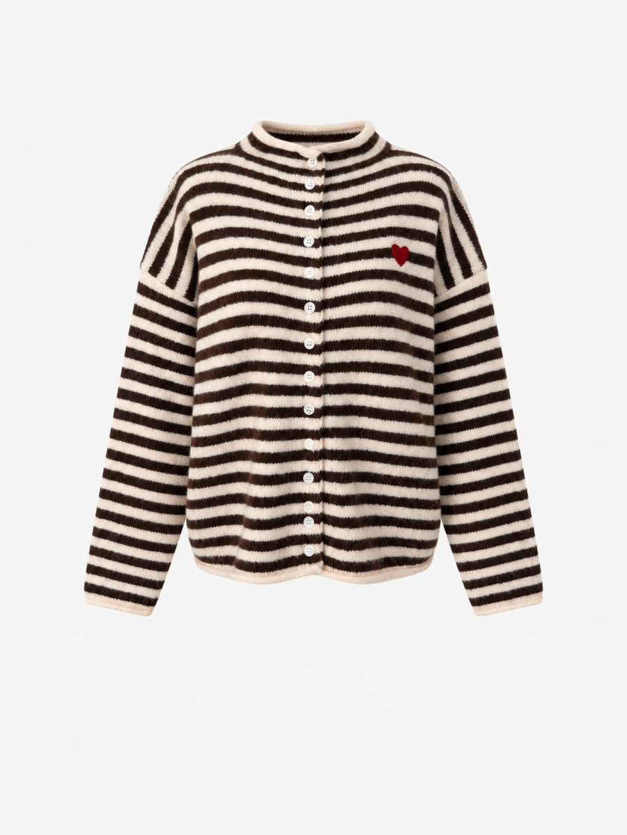 Gilet en maille rayée à cœur brodé marron et écrue, présentée de face.