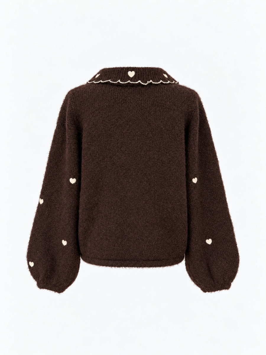 Veste en maille à col et cœurs brodés marron présentée de dos.