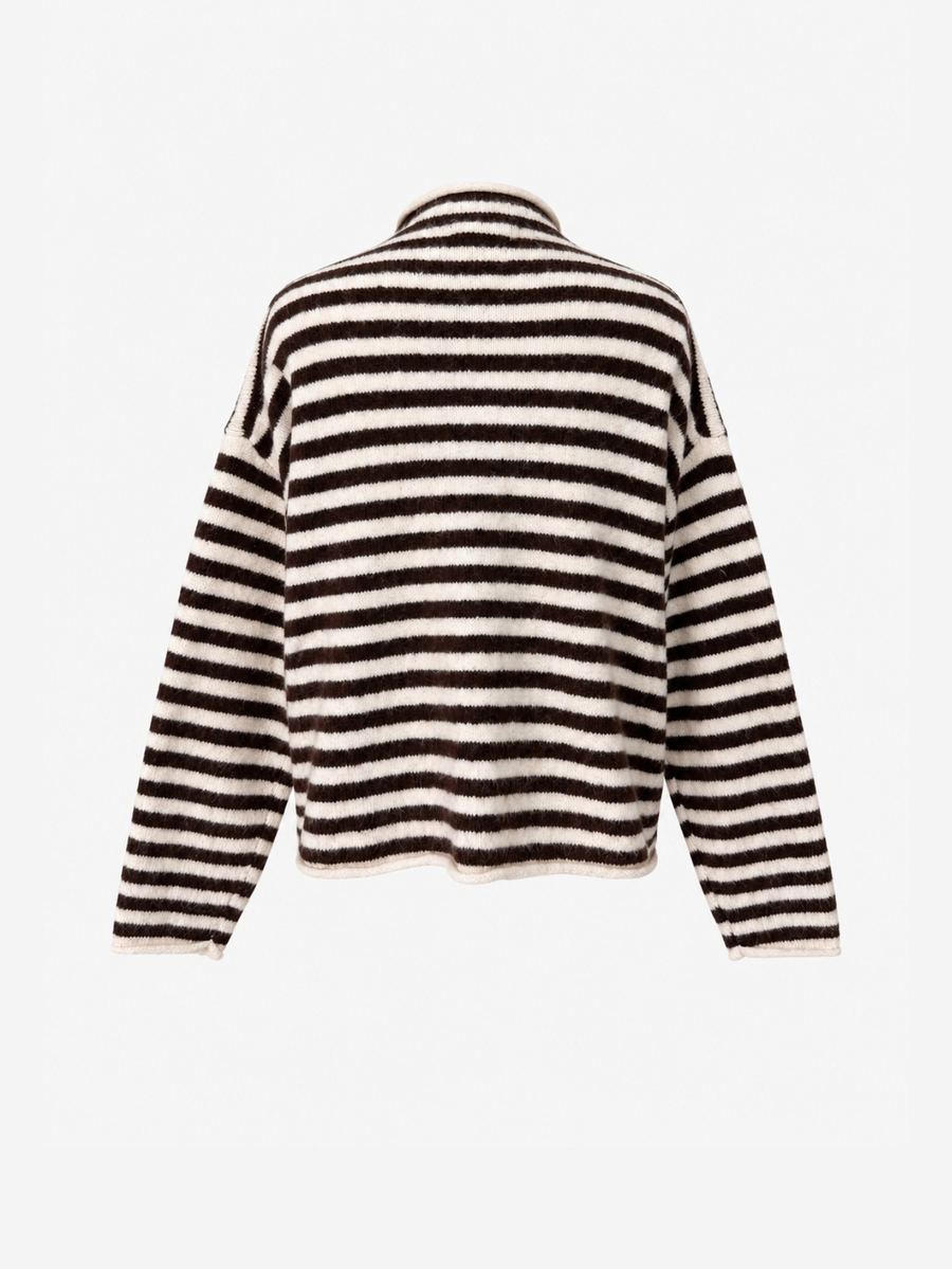 Gilet en maille rayée à cœur brodé marron et écrue, présentée de dos.