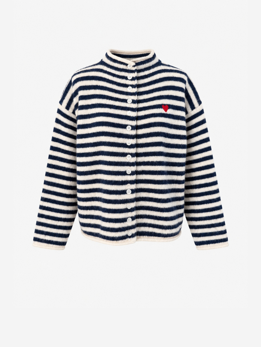 Gilet en maille rayée à cœur brodé bleu nuit et écrue, présentée de face.