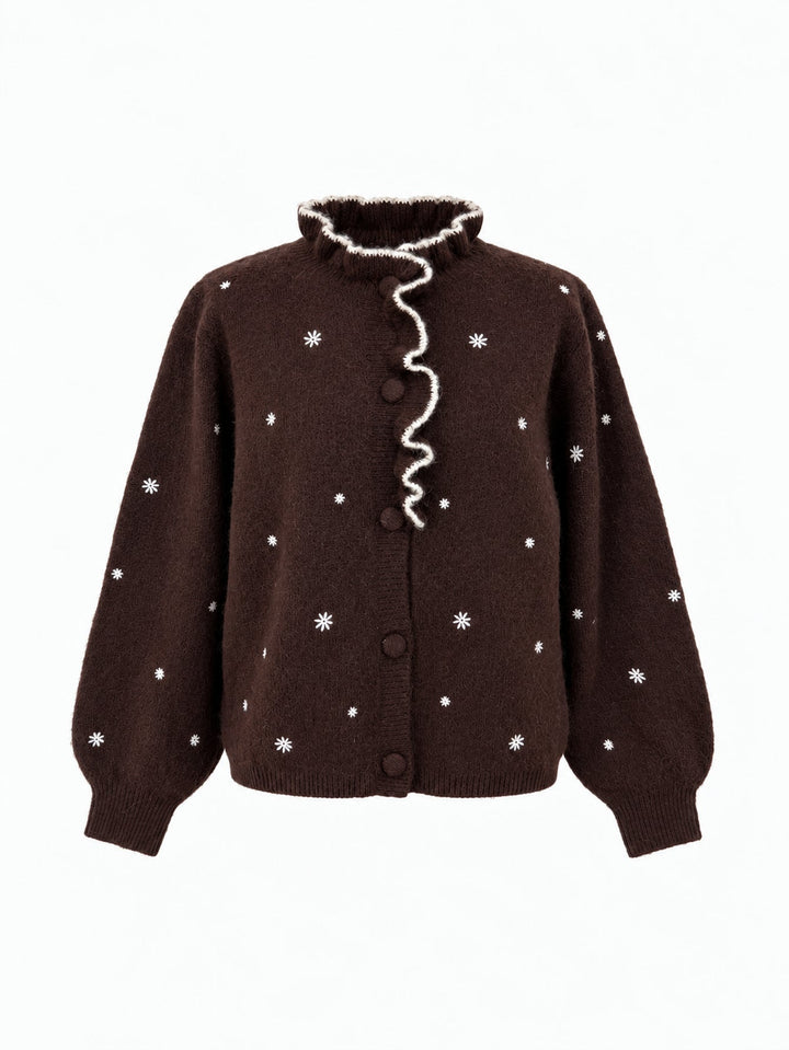 Veste en maille boutonnée à col montant marron présentée de face.