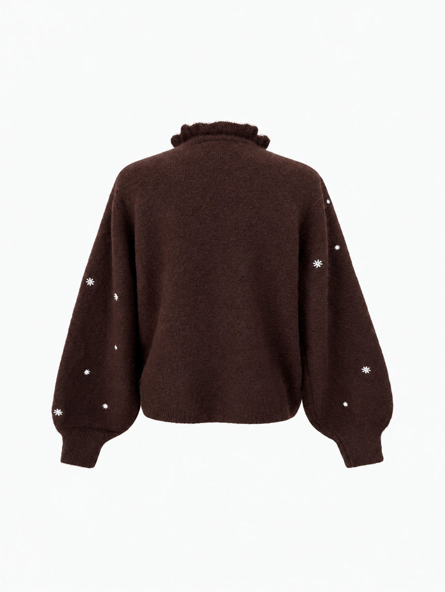 Veste en maille boutonnée à col montant marron présentée de dos.