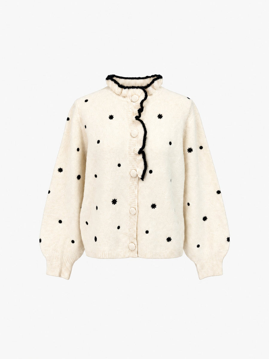 Veste en maille boutonnée à col montant écrue présentée de face.