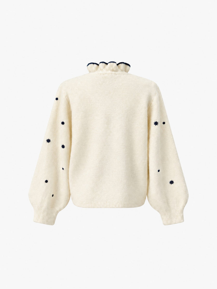 Veste en maille boutonnée à col montant écrue présentée de dos.