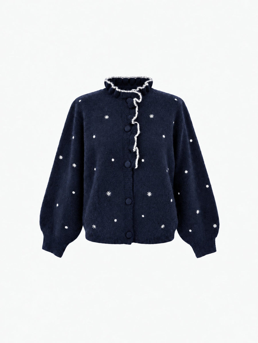 Veste en maille boutonnée à col montant bleu nuit présentée de face.
