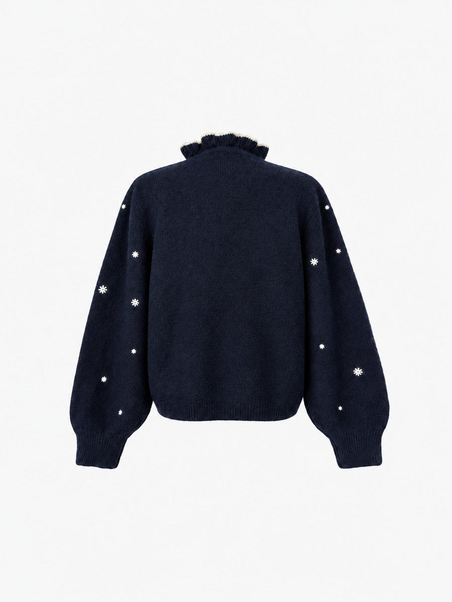 Veste en maille boutonnée à col montant bleu nuit présentée de dos.