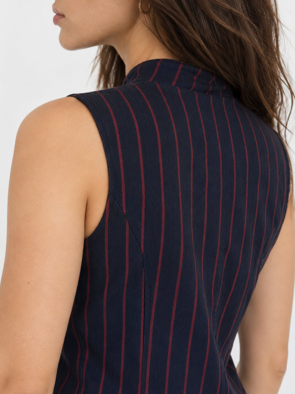 Détail de l’emmanchure du gilet marine