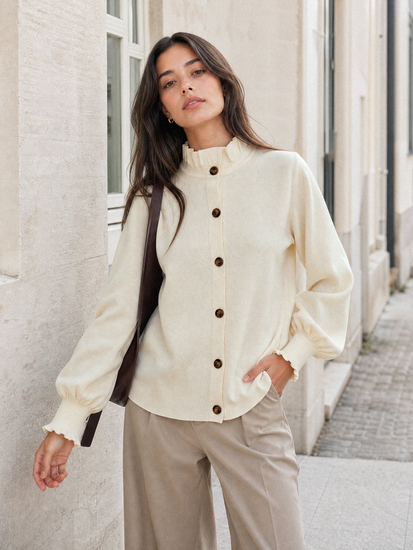 Gilet en maille beige col volanté
