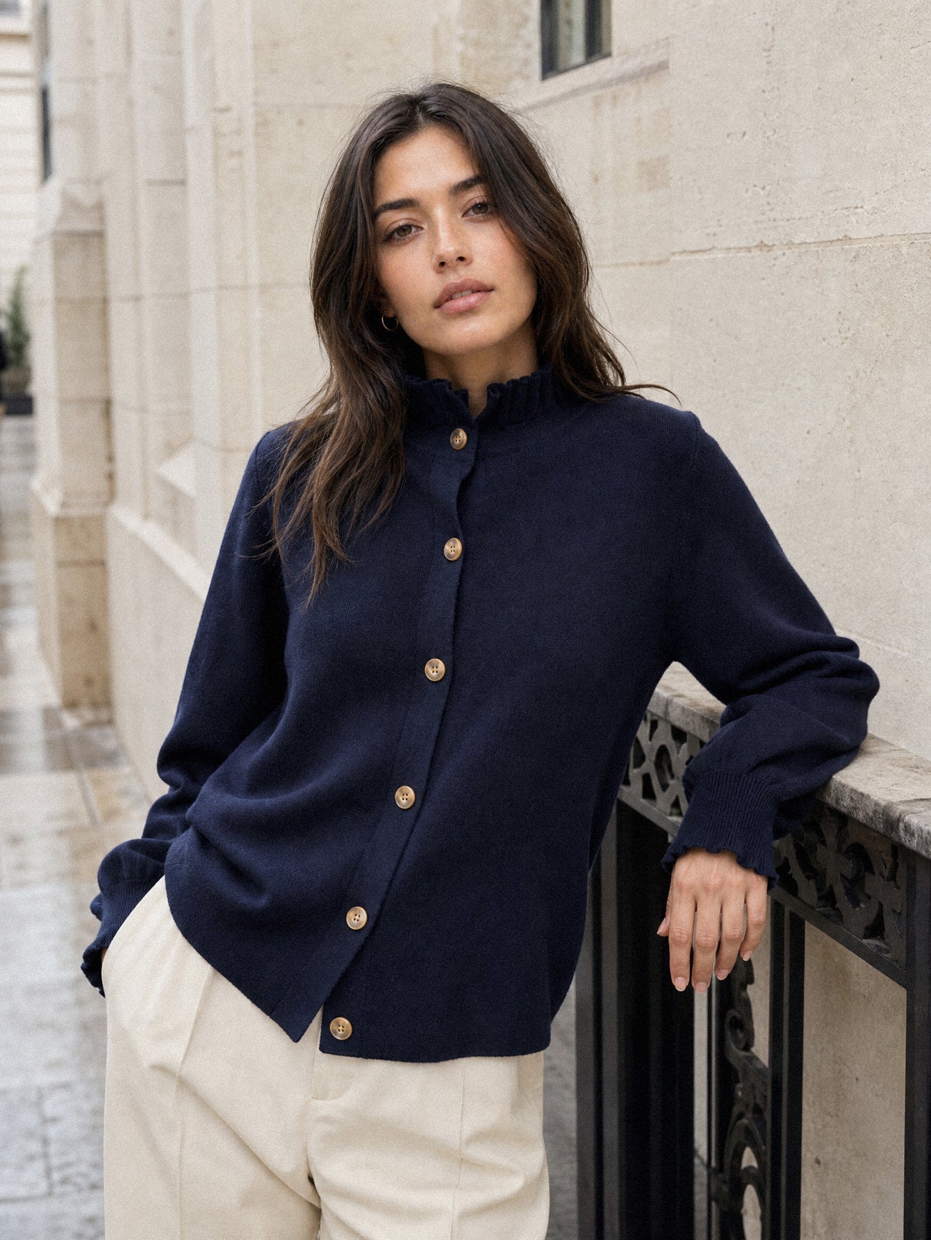 Gilet bleu nuit boutons contrastés