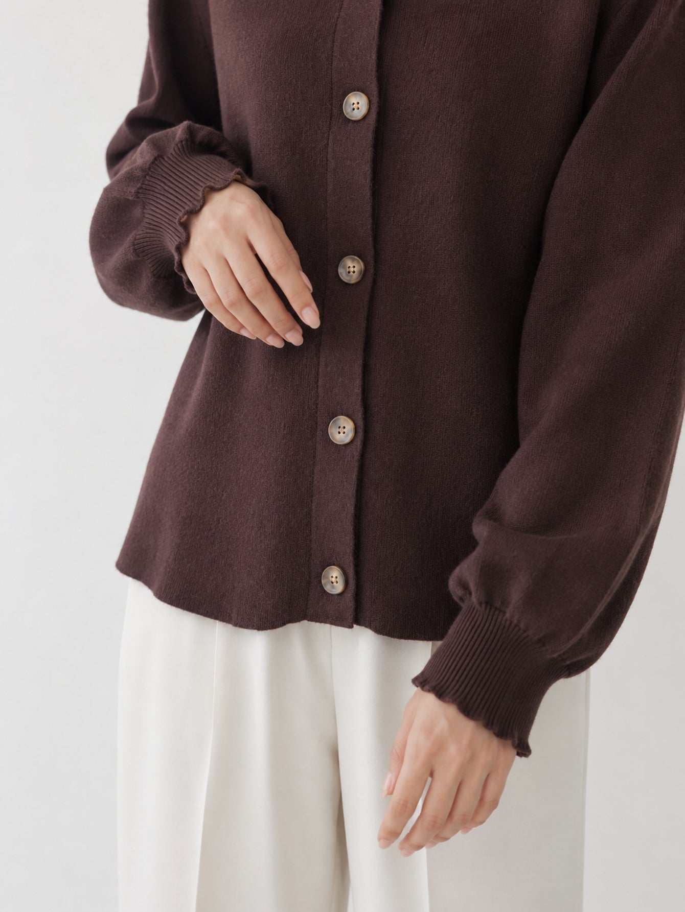 Gilet brun poignet ondulé et boutons